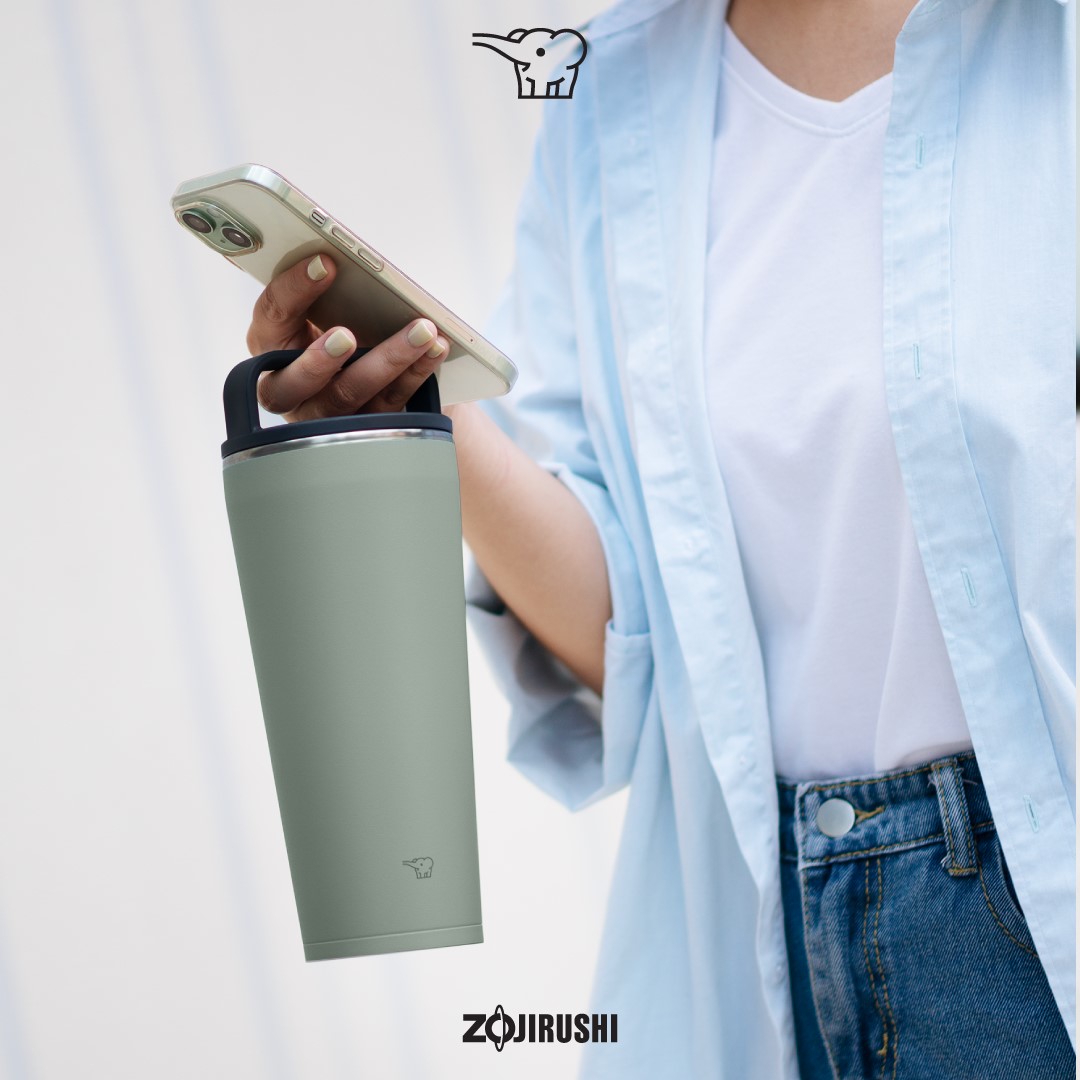 พนักงานออฟฟิศใช้แก้วเก็บความเย็น Zojirushi ดื่มเครื่องดื่มเย็น ๆ ร่วมกัน